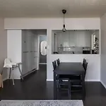 Beautiful 2 Bedroom & Free Parking *