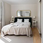 Beautiful 2 Bedroom&free Parking Appartement *