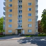 Beautiful 2 Bedroom & Free Parking *