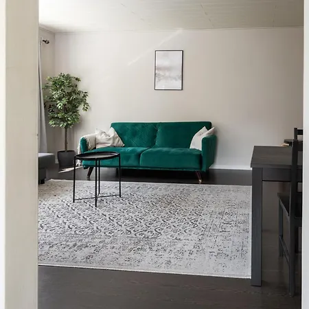 Beautiful 2 Bedroom & Free Parking *