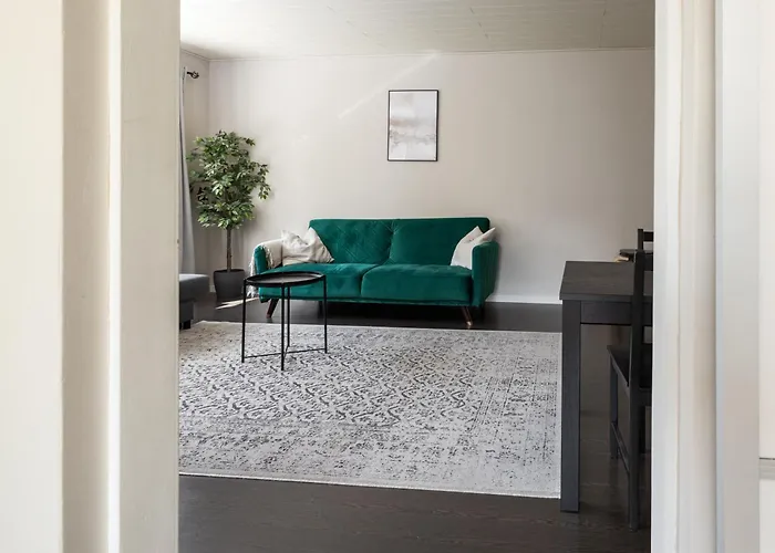 Beautiful 2 Bedroom & Free Parking *