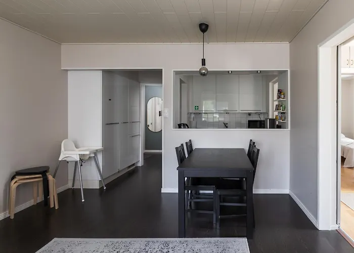 Beautiful 2 Bedroom & Free Parking *